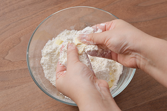 薄力粉、甘味料をボウルで合わせます。1cm角に切ったバターを加えて指ですり合わせ、なじませます。